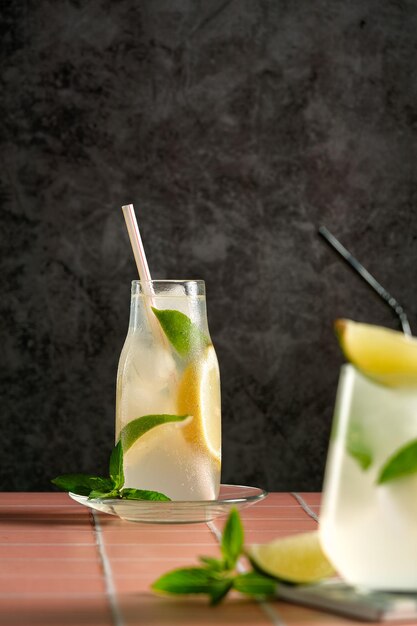 cocktail mojito au citron vert, cocktail rafraîchissant de mojito d'été avec glaçons, menthe fraîche et citron vert