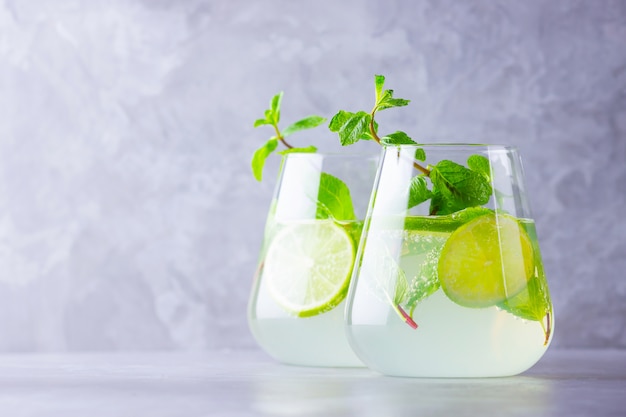 Cocktail mojito au citron vert et menthe en verre
