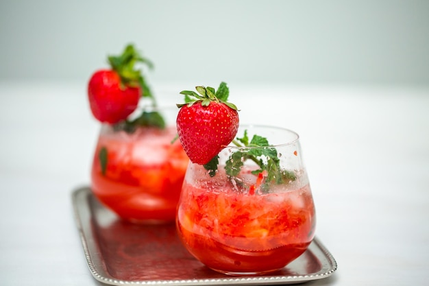 Cocktail Mojito aux fraises avec des fraises biologiques à partir de zéro.