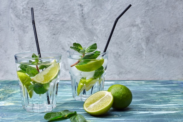 Cocktail de mojito sur le béton gris