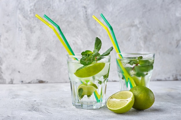 Cocktail de mojito sur le béton gris