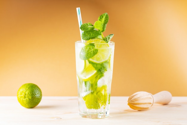 Cocktail Mojito dans un grand verre