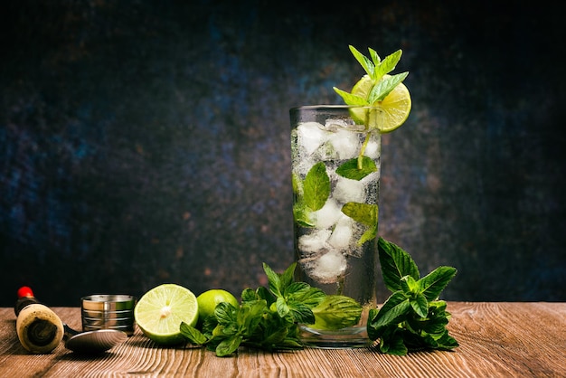 Cocktail Mojito décoré de citron et de menthe poivrée sur une table en bois Pas de paille