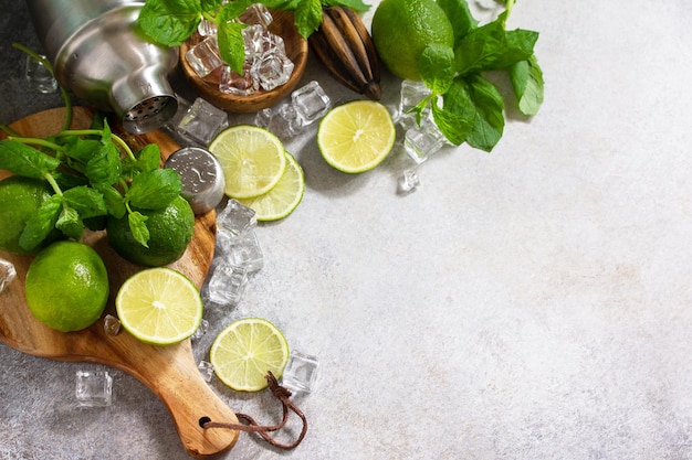 Cocktail mojito d'été froid et rafraîchissant faisant des ingrédients de glace à la menthe et au citron vert Copiez l'espace