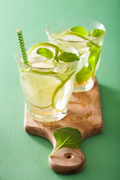 Cocktail mojito frais sur table verte