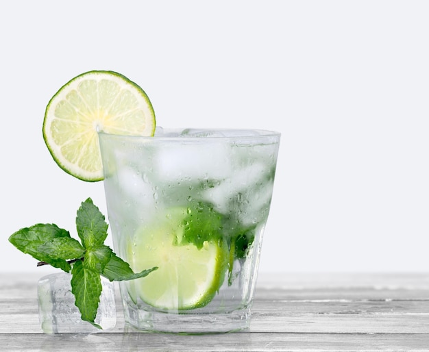 Cocktail Mojito frais en verre vue rapprochée