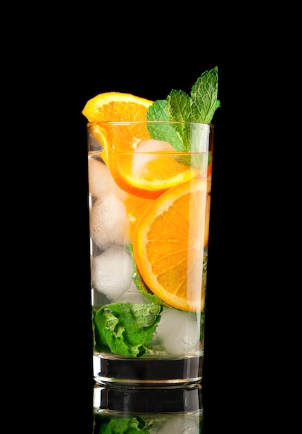 Cocktail Mojito orange sur fond noir.