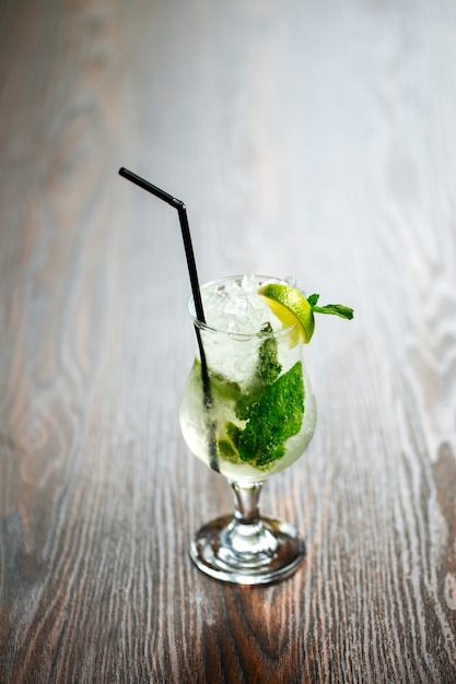 Cocktail mojito rafraîchissant citron vert glace menthe