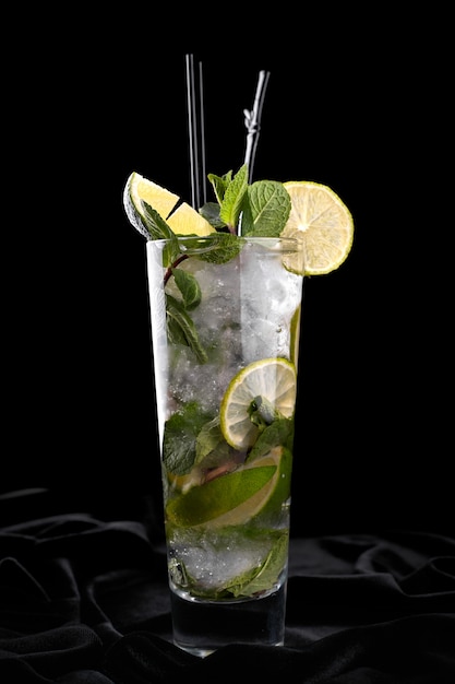 Cocktail de mojito sur une surface noire