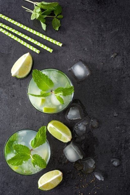 Cocktail mojito en verre au citron vert et menthe sur la vue de dessus en pierre