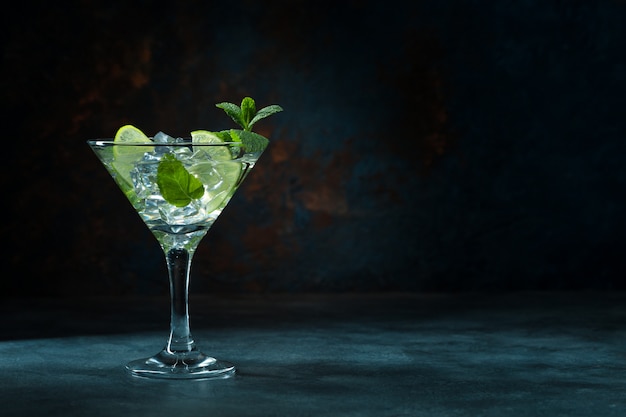 Cocktail Mojito en verre sur fond noir