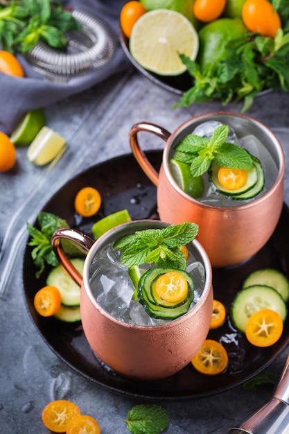Cocktail mule de Moscou avec concombre menthe citron vert et kumquat
