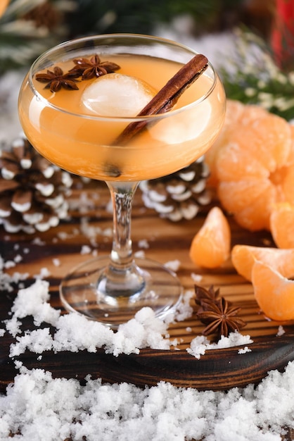 Photo cocktail negroni bourbon avec cannelle avec jus de mandarine et anis étoilé