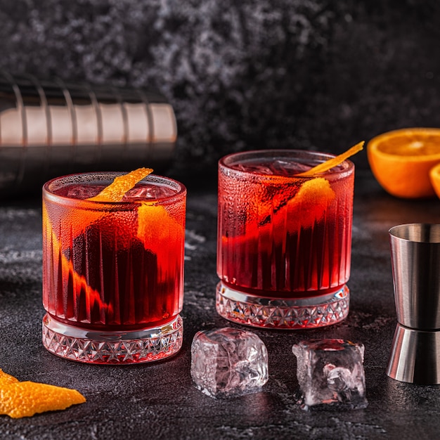 Cocktail Negroni avec écorce d'orange et glace