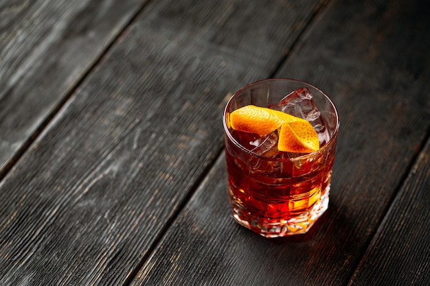 Cocktail Negroni avec gin en verre à l'ancienne