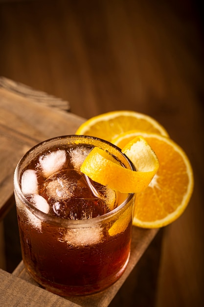 Cocktail Negroni à l'orange sur fond de bois