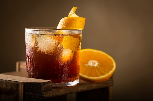 Cocktail Negroni à l'orange sur fond de bois