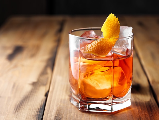 Cocktail Negroni sur une table en bois. Espace de copie.