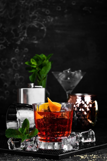 Cocktail Negroni traditionnel sur fond de pierre noire. Barre de menu. De l'alcool.