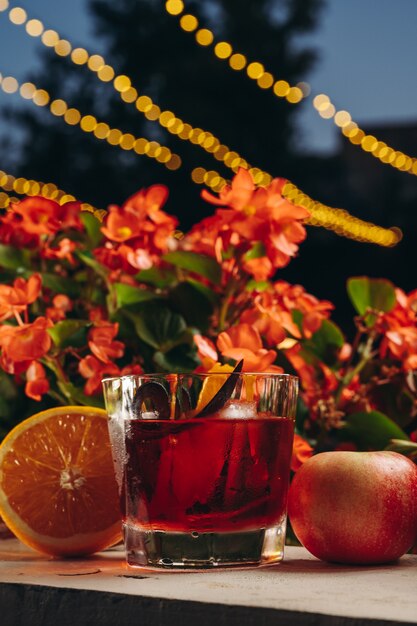 Cocktail Negroni en verre à l'ancienne