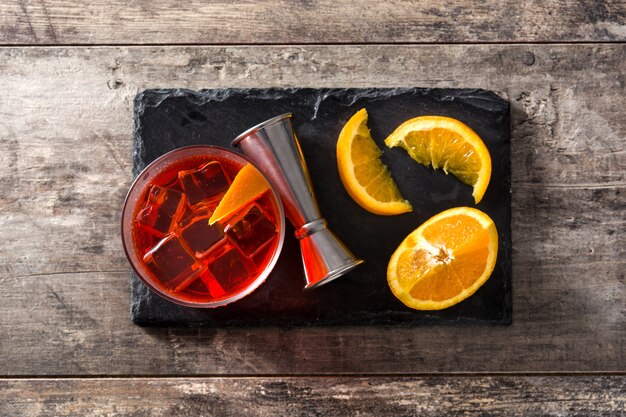 Cocktail Negroni en verre sur table en bois