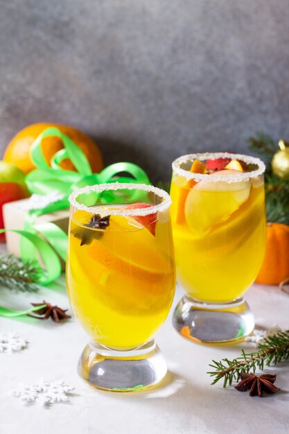 Cocktail de Noël fait maison avec des bâtons de cannelle