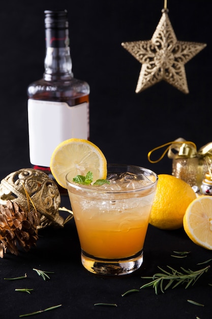 Photo cocktail de noël gold rush, cocktail de noël