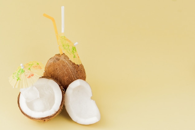 Cocktail de noix de coco fraîche avec une paille