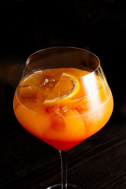 Un cocktail d'orange dans un verre haut