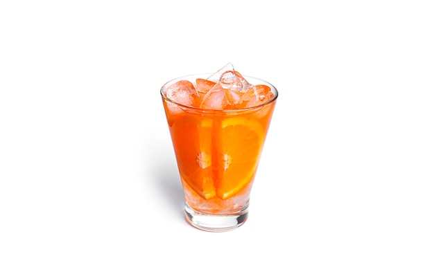 Cocktail orange isolé sur fond blanc