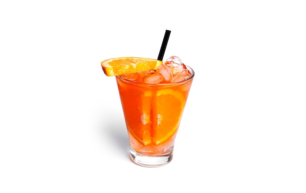 Cocktail orange isolé sur fond blanc