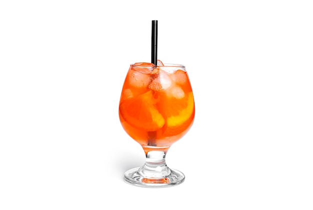 Cocktail orange isolé sur fond blanc