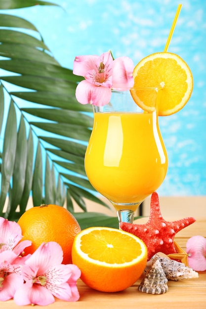 Photo cocktail orange rafraîchissant sur la table de plage