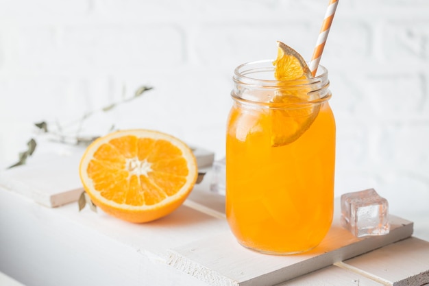 Cocktail d'orenge frais d'été dans des verres sur fond blanc