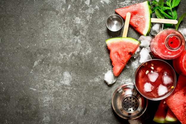 Cocktail de pastèque avec de la glace dans un shaker. Sur la table en pierre.