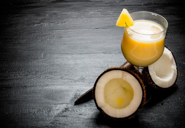 Cocktail Pina colada. Faire des cocktails au tableau. Espace libre pour le texte.