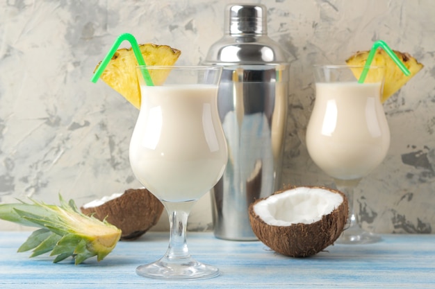 Cocktail Pina Colada. Pina Colada, cocktail alcoolisé d'été rafraîchissant avec du lait de coco et du jus d'ananas à proximité. boisson d'été. préparation de cocktails.