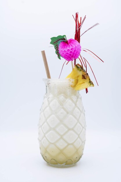 Cocktail pina colada servi dans un verre en forme d'ananas