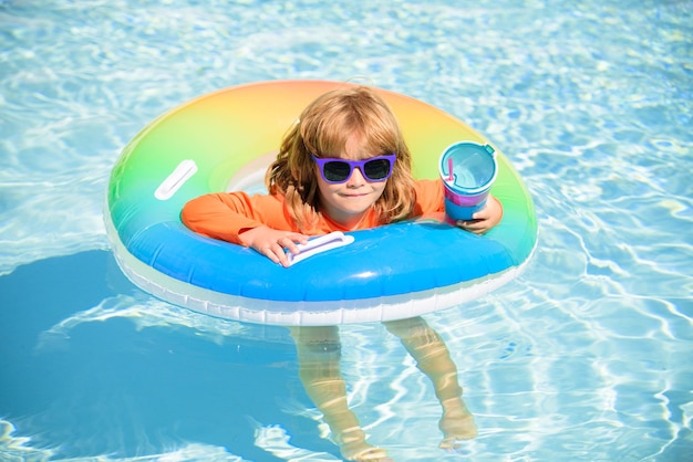 Cocktail sur la piscine d'eau en été Plaisir de plage pour les enfants