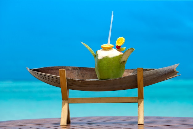 Cocktail avec plage flou sur fond