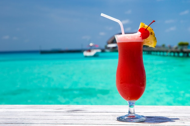 Cocktail avec plage floue sur fond