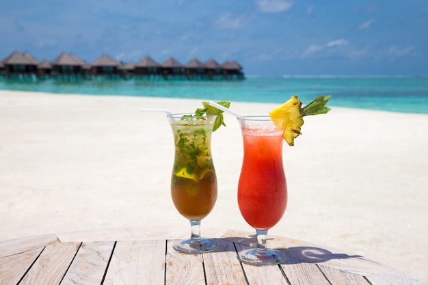 Cocktail avec plage floue sur fond