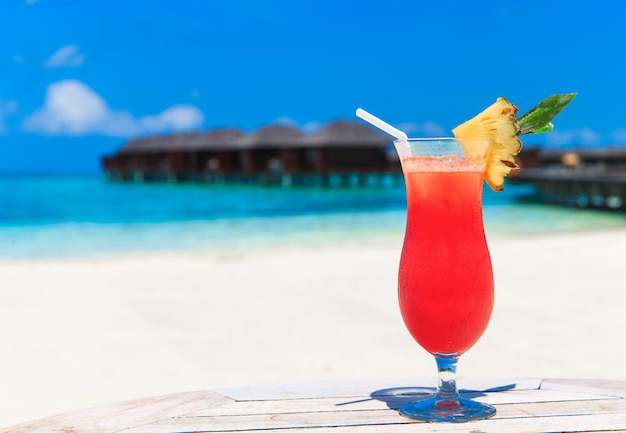 Cocktail avec plage floue sur fondxAxA