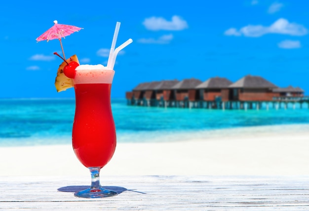 Cocktail avec plage floue