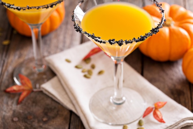 Photo le cocktail pumpkintini est un cocktail de martini à la citrouille.