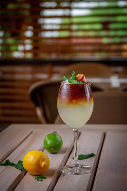 Cocktail rafraîchissant alcoolisé au café au gingembre avec tonique sur la terrasse d'été du restaurant