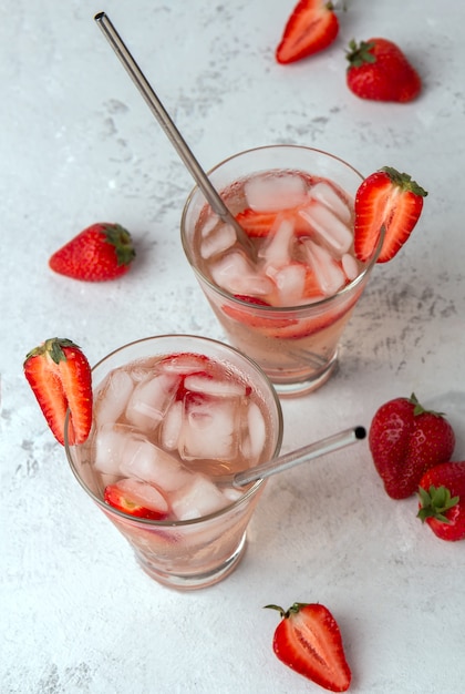 Cocktail rafraîchissant aux fraises et glaçons