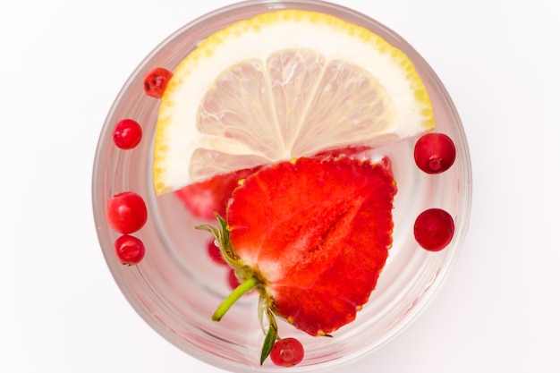 Cocktail rafraîchissant d'été aux fraises