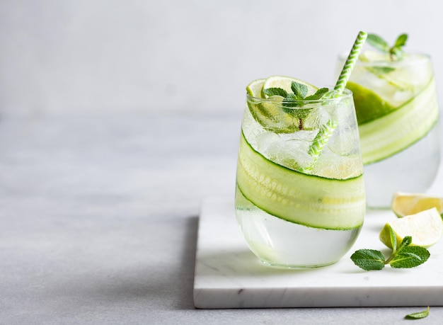 Cocktail rafraîchissant d'été avec espace de copie de mise au point sélective de citron vert et de concombre