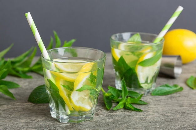 Cocktail rafraîchissant d'été Mojito avec glace et menthe Mojito cocktail au citron vert et menthe dans un grand verre avec un bâton